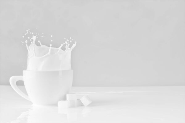 background trắng chén sữa