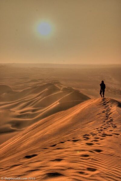 Ảnh buồn, cô đơn trên sa mạc