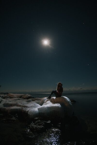 Hình ảnh buồn nhất, cô đơn dưới ánh trăng lạnh lẽo