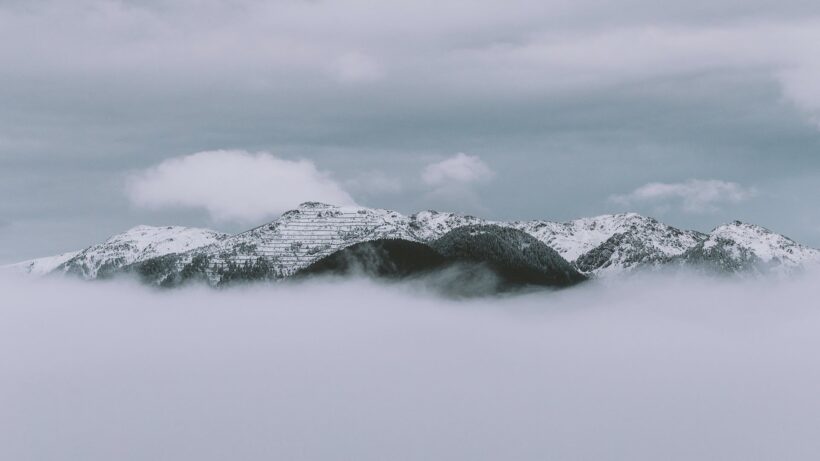 hình nền màu xám núi tuyết mờ ảo