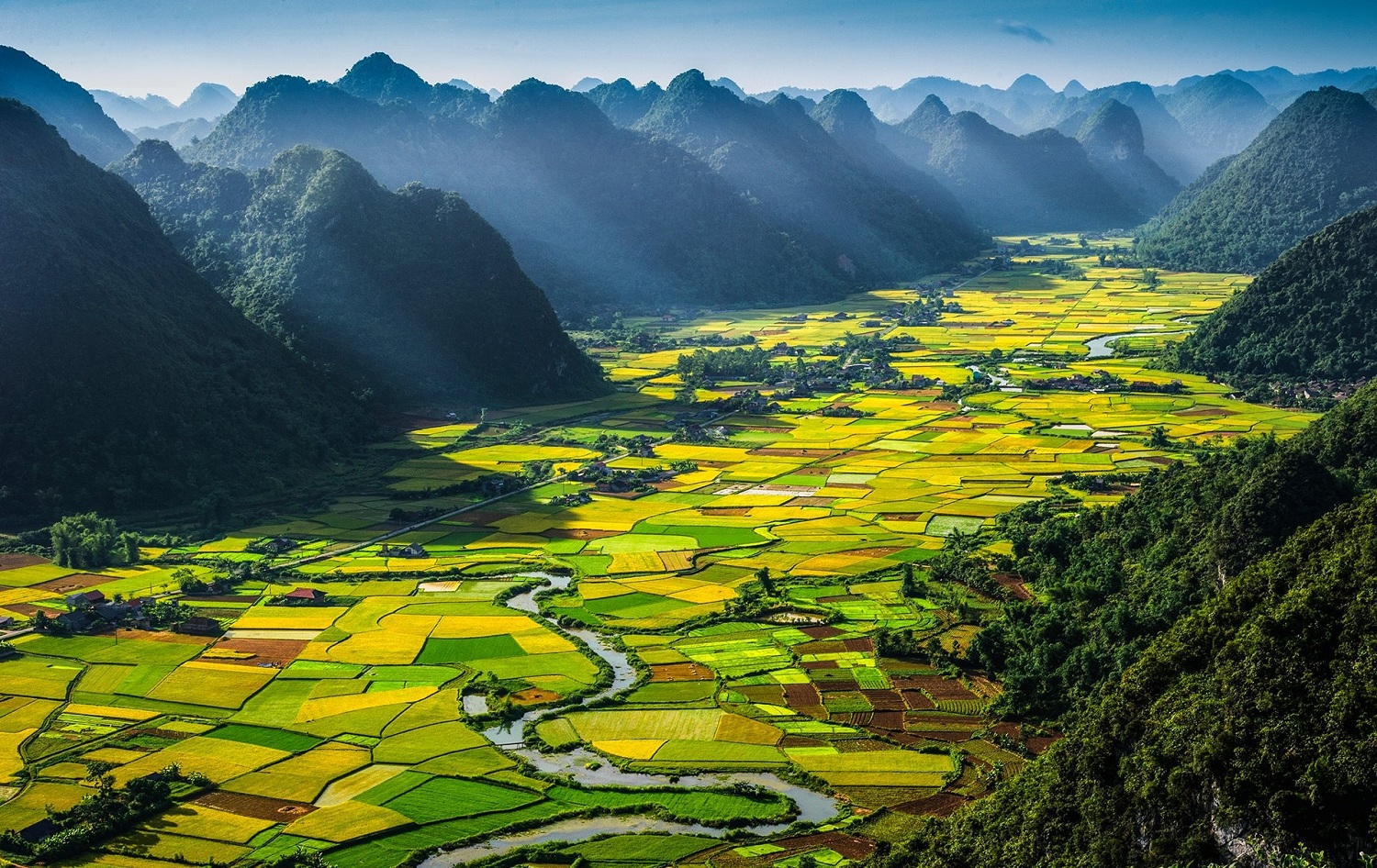 Thiên nhiên Việt Nam là kho tàng vô giá của đất nước, với những thắng cảnh đẹp đến từng centimet. Hãy xem hình ảnh để chiêm ngưỡng vẻ đẹp hùng vỹ của dãy núi, sông suối và rừng xanh tươi của Thiên nhiên Việt Nam.