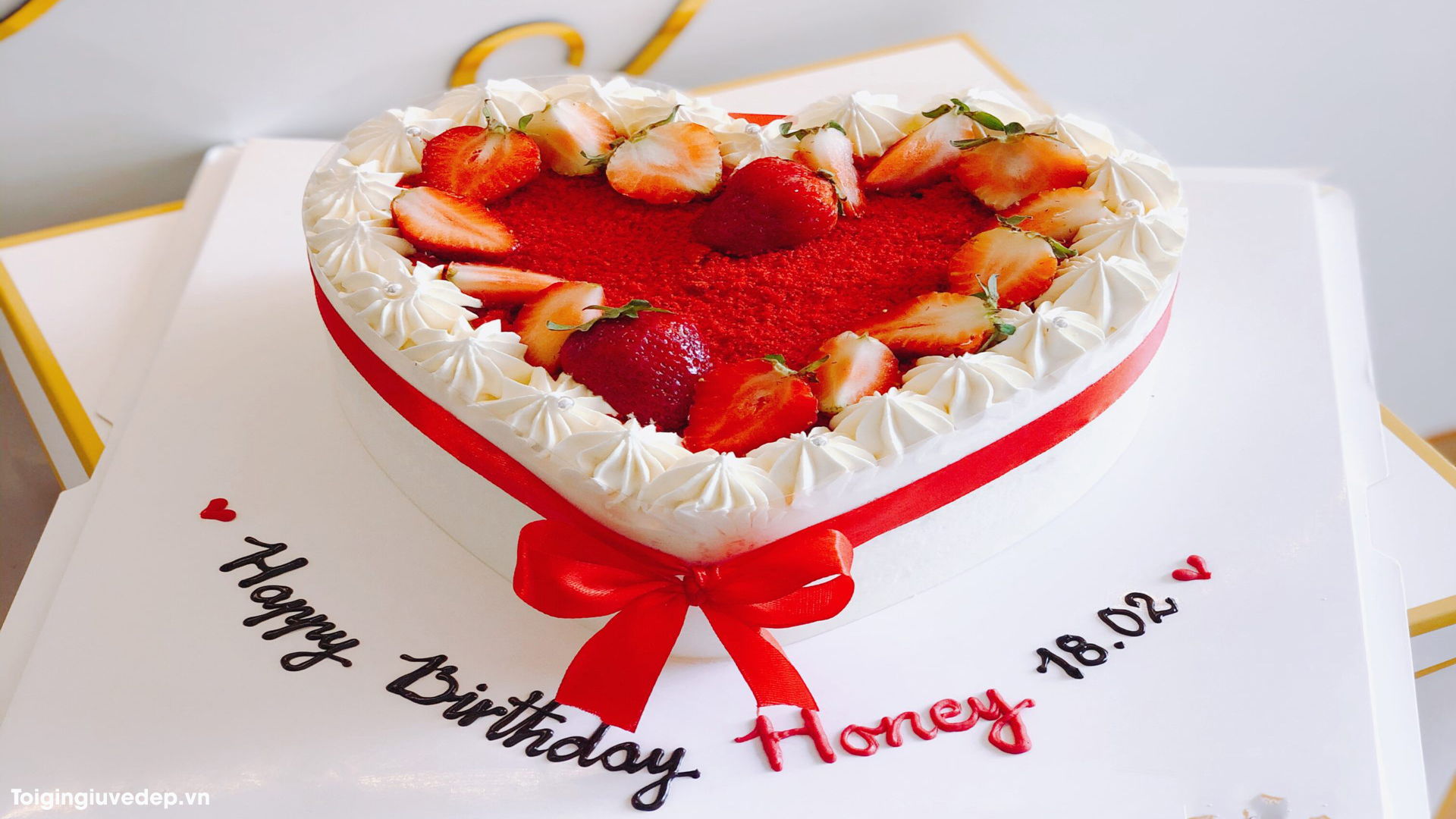 Bánh sinh nhật in hình trái tim gắn tim màu đỏ và bánh nhỏ dễ thương tặng  nữ  Bánh Kem Ngộ Nghĩnh