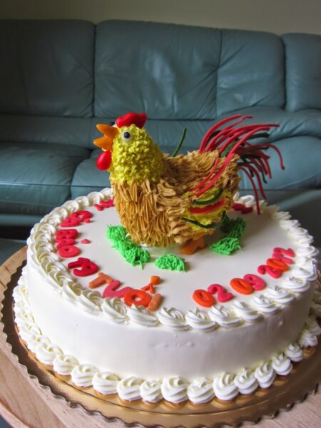 Hình ảnh bánh sinh nhật con gà trống cực đẹp cho người tuổi Dậu