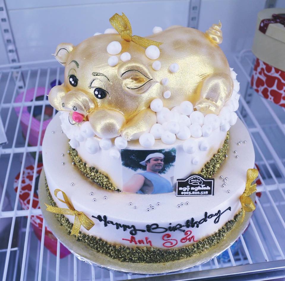 Bánh sinh nhật con heo cute là một món quà ý nghĩa dành tặng cho các bé. Với hình ảnh con heo nhỏ xinh trên đầu bánh và nhân kem tuyệt vời bên trong, chúng sẽ làm cho bữa tiệc của các bé thêm phần đáng nhớ.