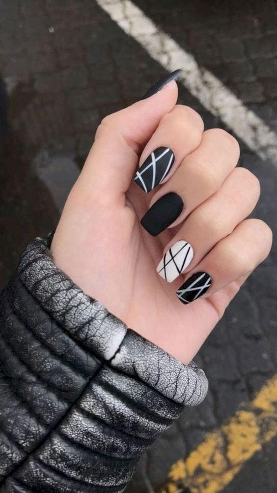 Những mẫu nail màu đen sang chảnh cho tết 2022 Diễm Nails