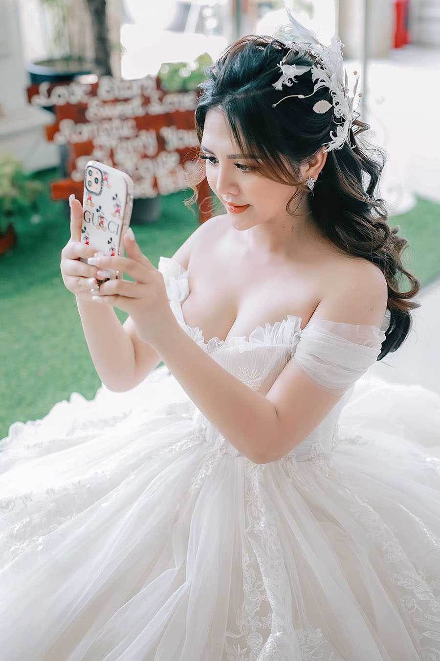 Die schönste Braut im Hotgirl-Dorf, die als Gast ein 28-Milliarden-Hochzeitskleid trägt, wird von allen Promis überschattet