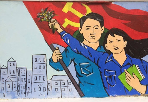 Vẽ tranh chủ đề Đoàn TNCS Hồ Chí Minh, áo xanh thanh niên và lá cờ Tổ quốc